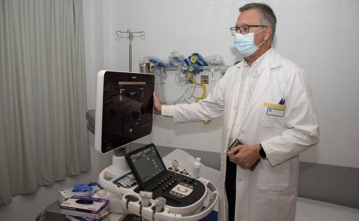 El jefe de Radiodiagnóstico del Hospital de Segovia, Javier Rodríguez Recio, junto a uno de los ecógrafos del servicio. 