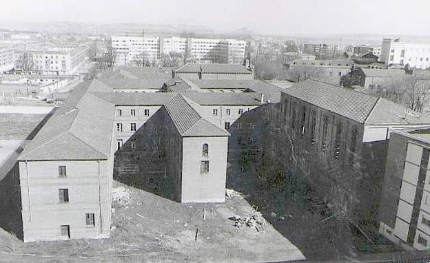 El antiguo seminario desde la calle Ramón y Cajal. A la derecha, al fondo, el convento de Jesús María (1970).