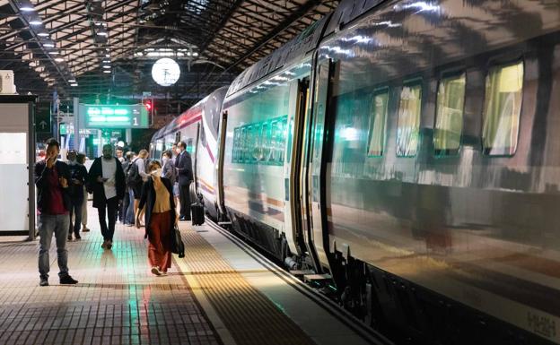 Andén de la estación de Valladolid en la salida de uno de los primeros trenes de la mañana a Madrid.