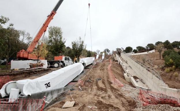 La grúa coloca un tramo de 10.000 kilos de la escalera mecánica en la ladera este de Parquesol. 