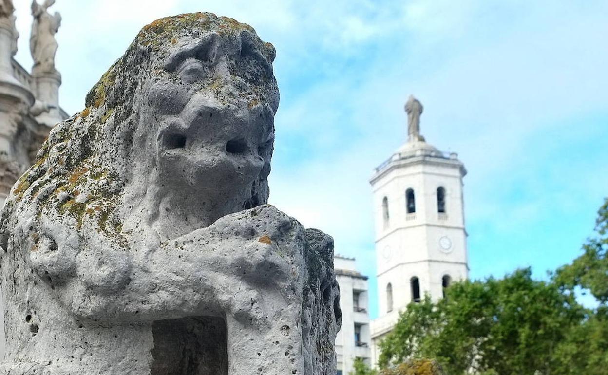 Uno de los leones de la Universidad de Valladolid, con la torre de la Catedral al fondo. 