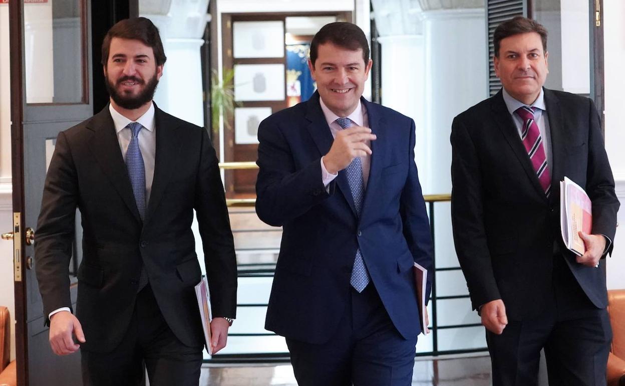 El vicepresidente García-Gallardo, el presidente Fernández Mañueco y el consejero Fernández Carriedo recientemente, en la Junta.