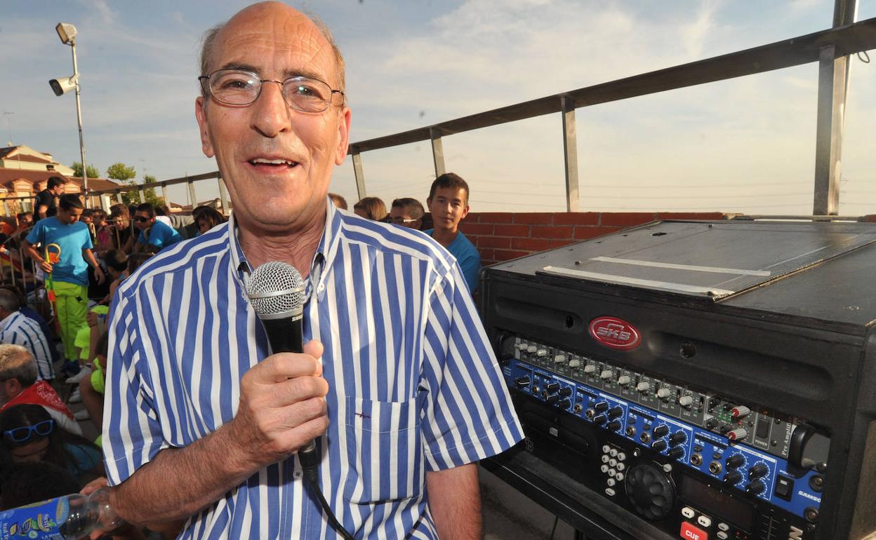 Sergio Rodríguez con el equipo de megafonía en la plaza de toros en las fiestas de la Peña en 2012. 