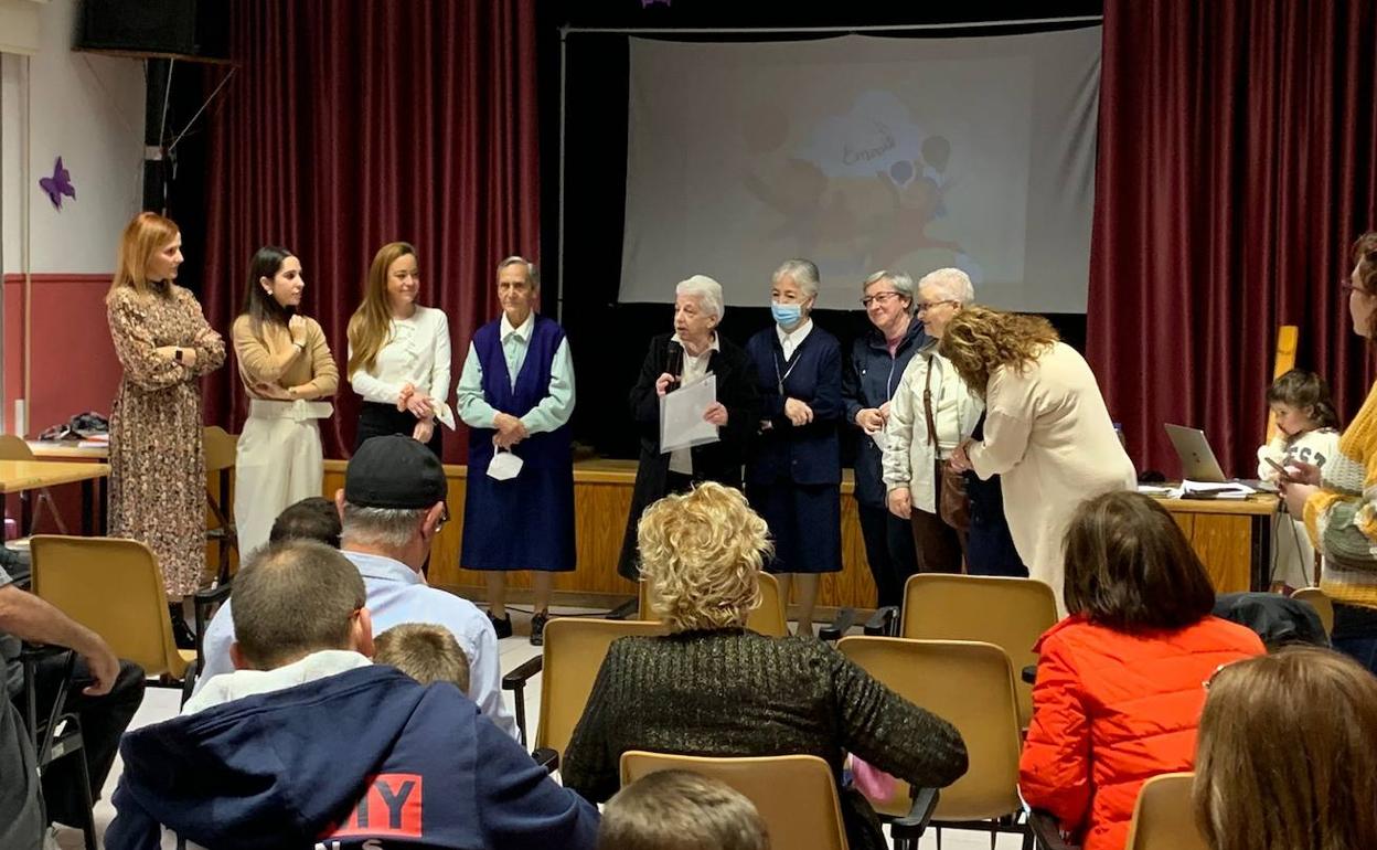 Las monjas que gestionan la esucuela infantil agradecen el homenaje. 