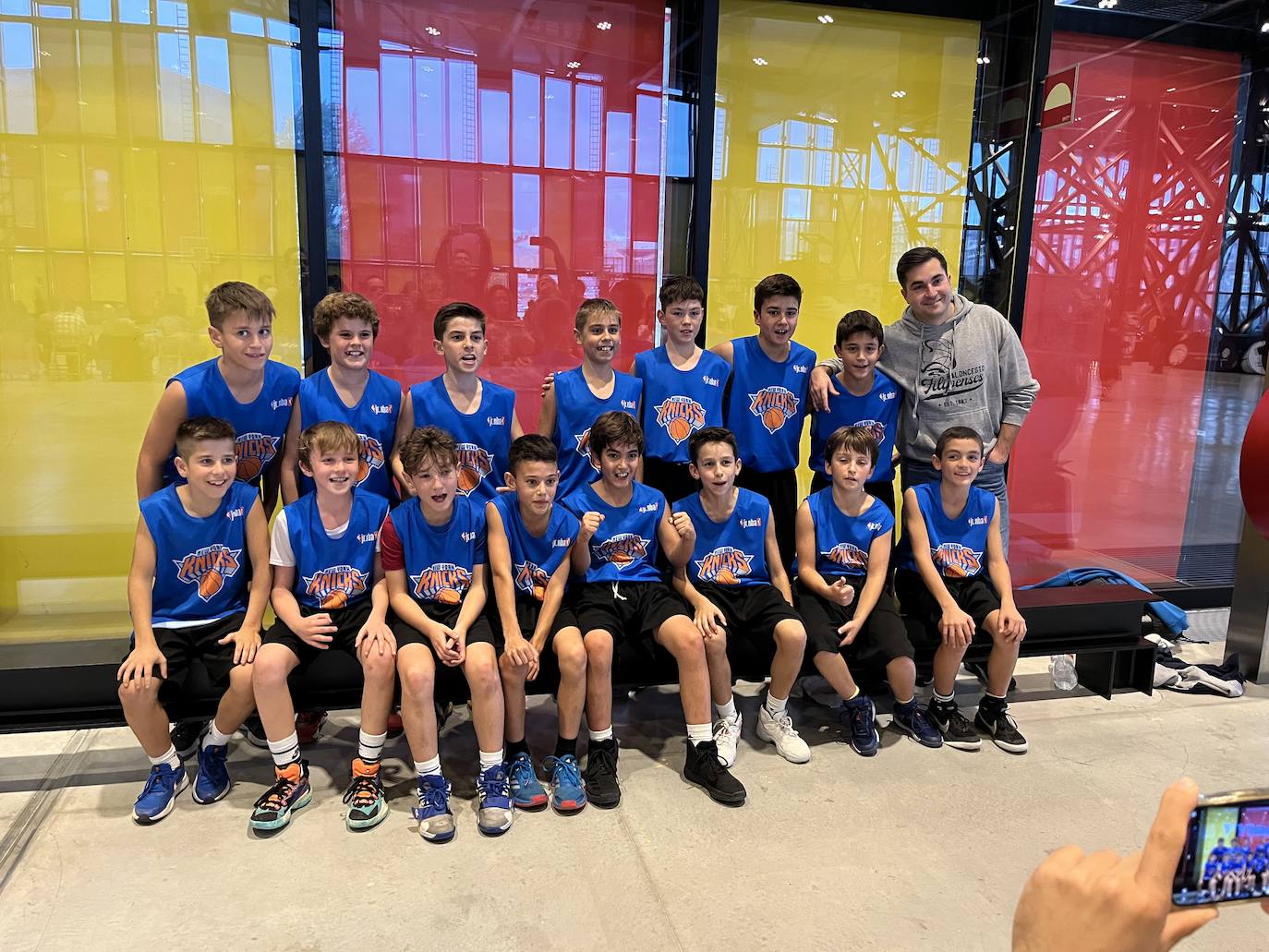 Los quince integrantes del equipo, con su entrenador, tras los partidos disputados en León. 