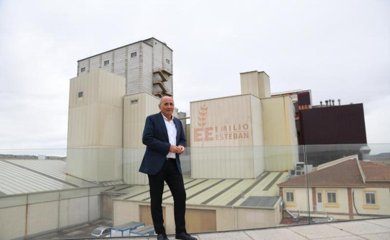 Jesús Esteban, en las instalaciones de la harinera familiar en Renedo de Esgueva.