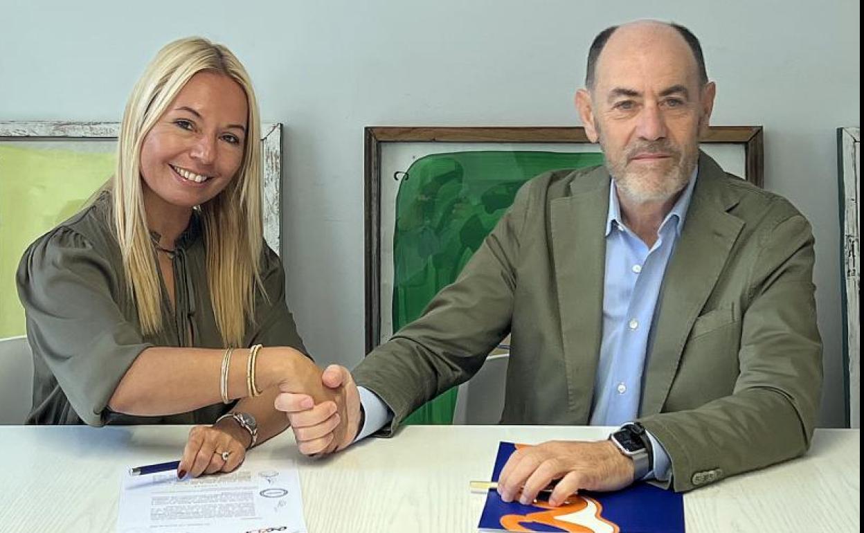 Eva Driessen, presidenta de Switch Mobility Iberia, y el presidente de Acor Jesús Posadas, firman la compra de los terrenos donde se instalará la planta de Switch, el pasado julio. 