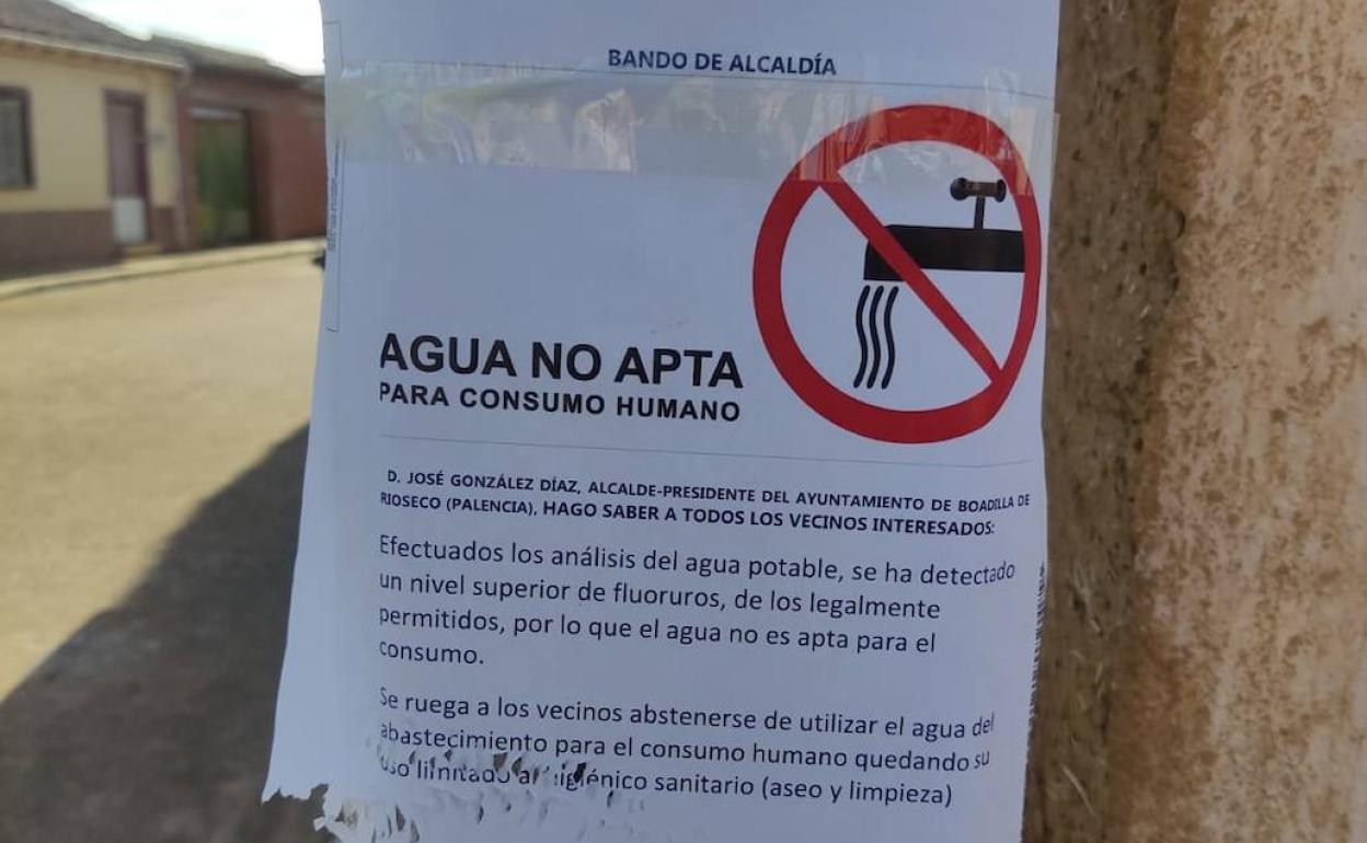 Bando municipal que informa del agua no apta para el consumo.