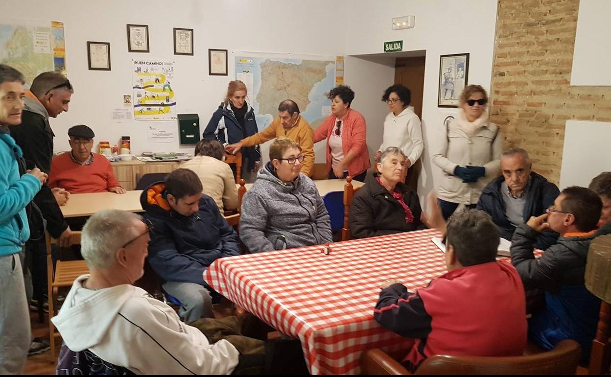 Los participantes en la marcha, en el albergue de peregrinos de Sartervás.
