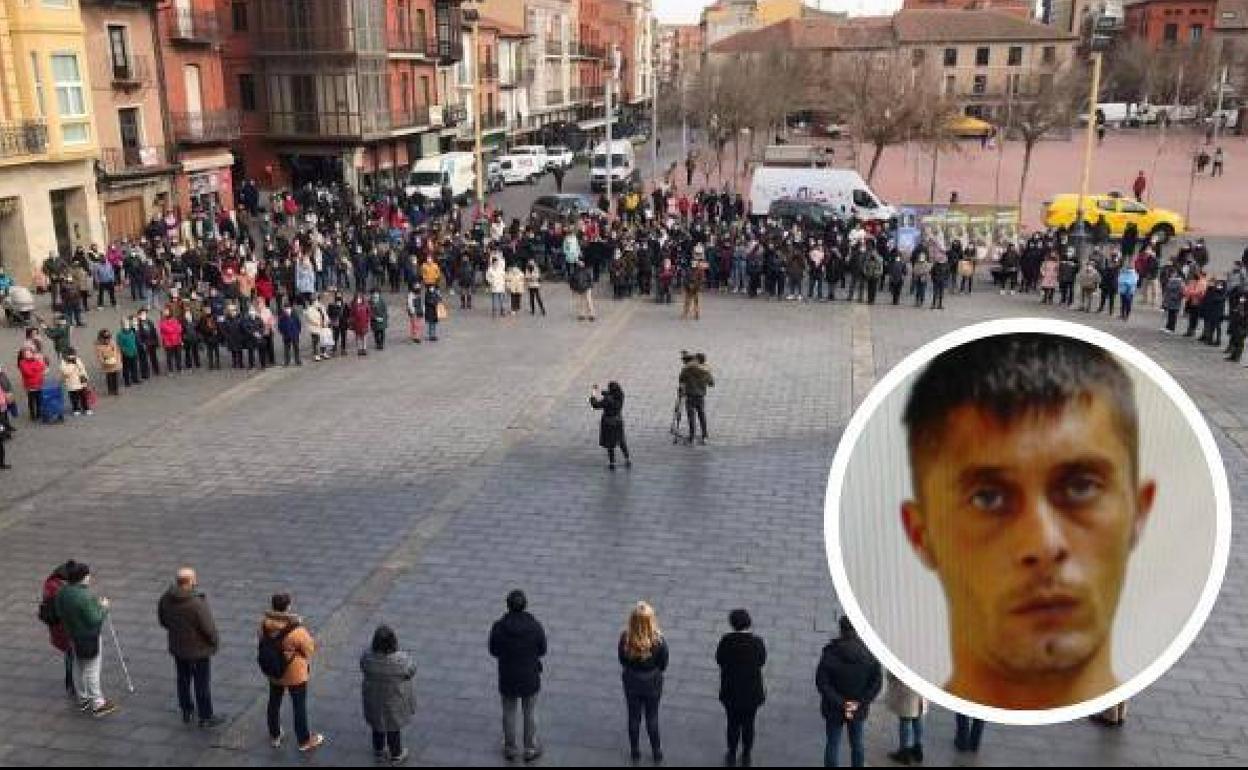 Minuto de silencio celebrado en Medina tras el crimen del 9 de febrero. A la derecha, José 'El Mancha'. 