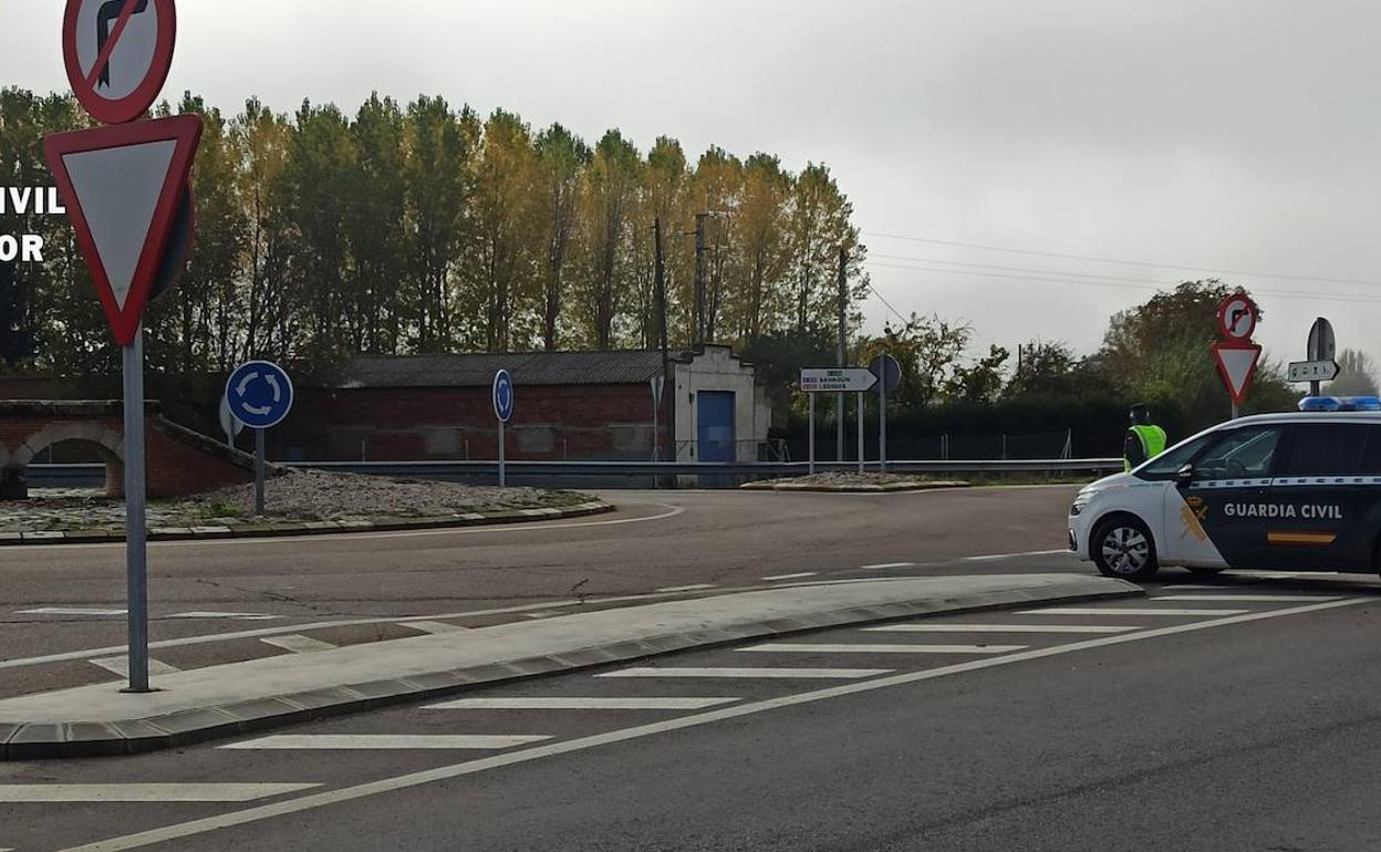 La Guardia Civil controla las inmediaciones del suceso. 