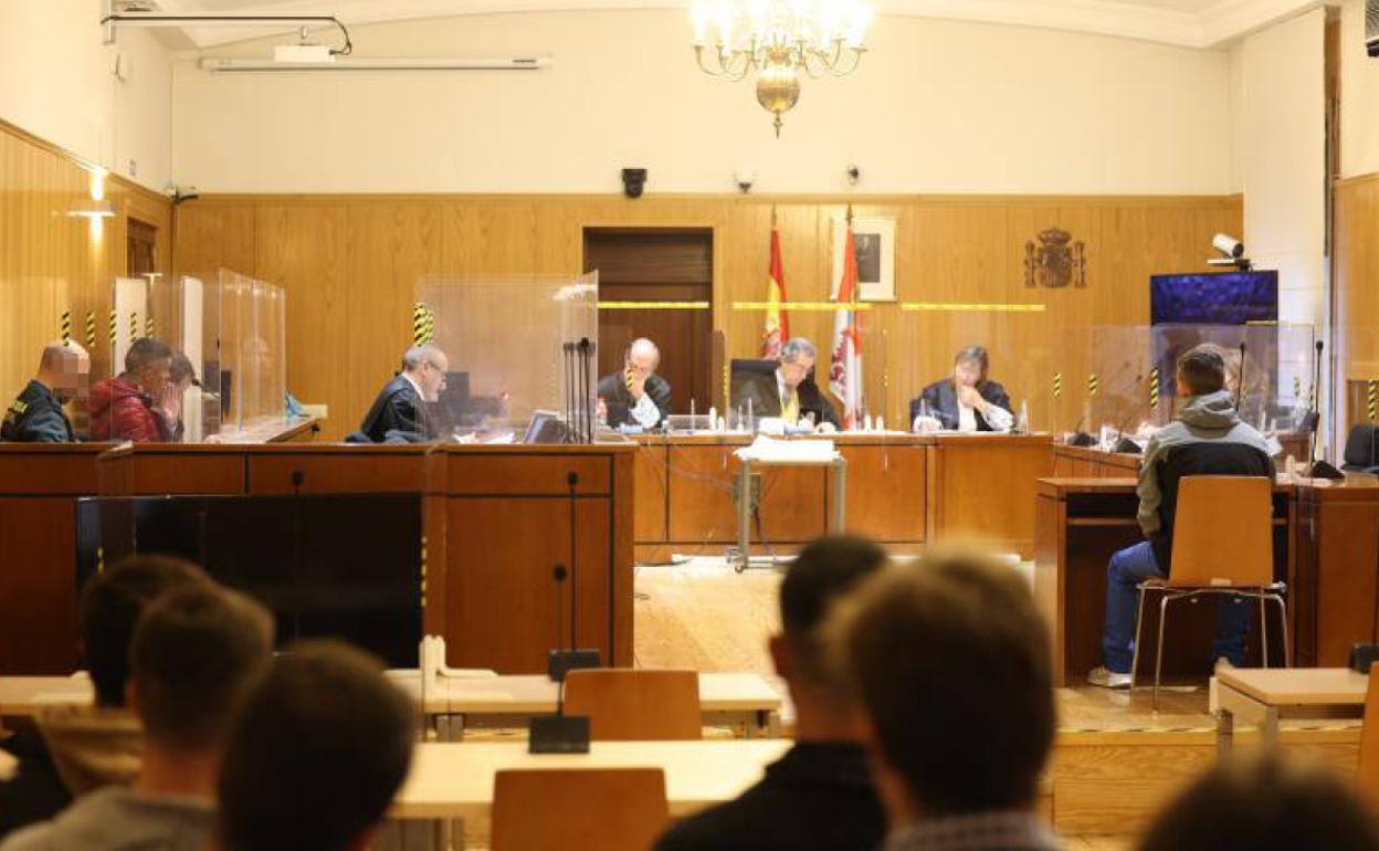 Miguel Ángel (derecha), durante su declaración. José, El Mancha, a la izquierda, en el banquillo. 