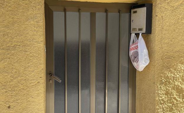 Bolsa de panadería Manrique en el buzón para que deje el pan al pasar sin llamar en Cuéllar, Segovia.