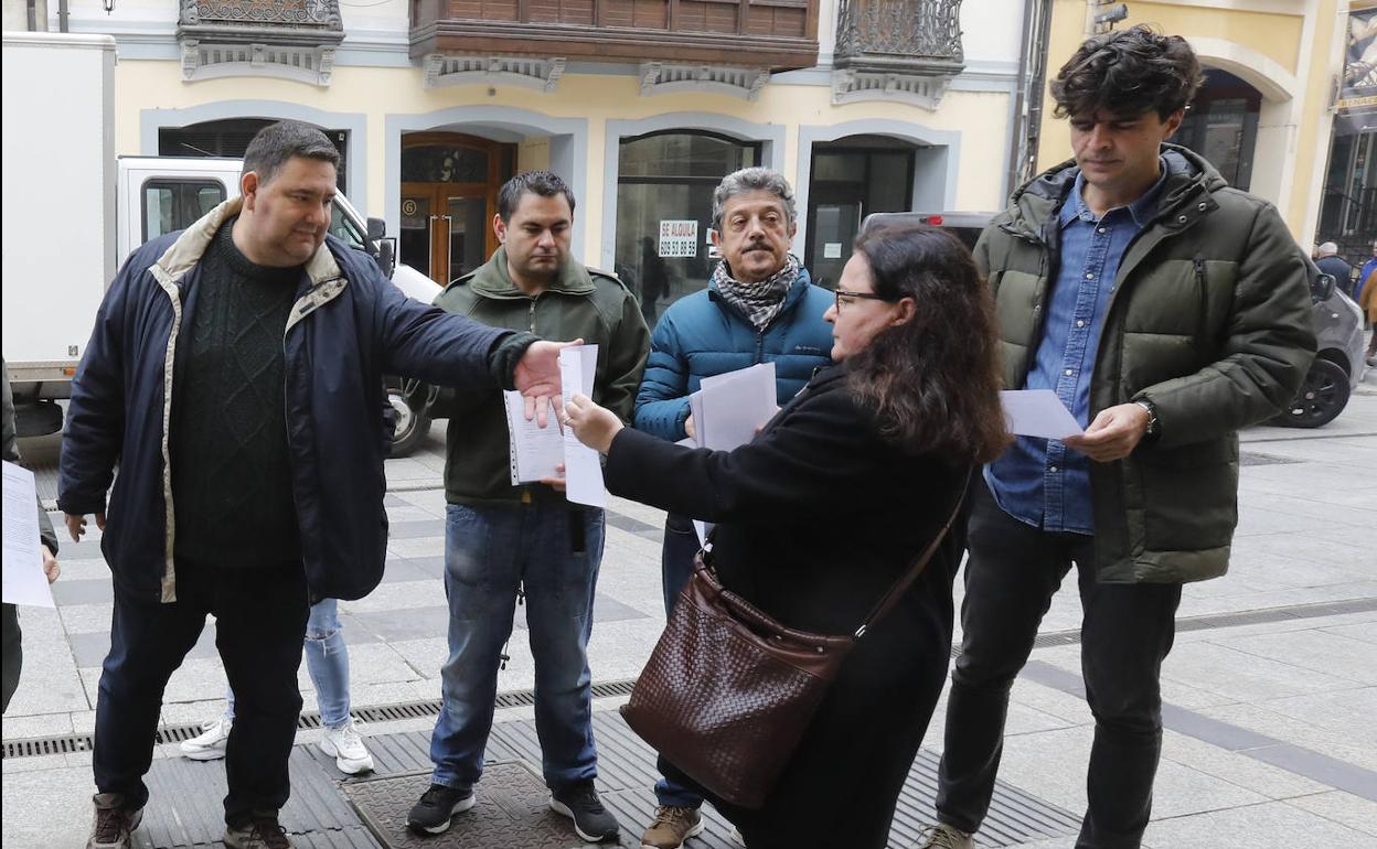 Representantes de Ganemos e IU recogen las cartas. 