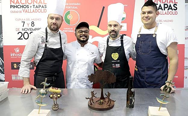 Ariel Munguía y Lendl Pereira posan con los profesores de la Escuela Internacional de Cocina, después de preparar sus tapas ganadoras. 