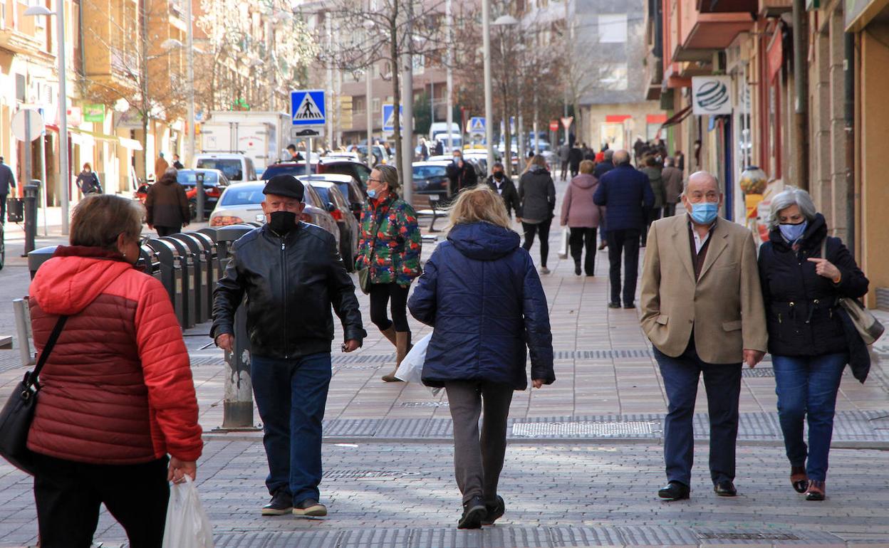 Vecinos de Segovia pasean por la calle José Zorrilla.