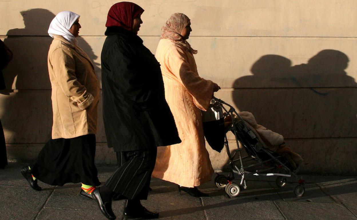 Unas mujeres musulmanas pasean por una céntrica calle de la capital segoviana. 