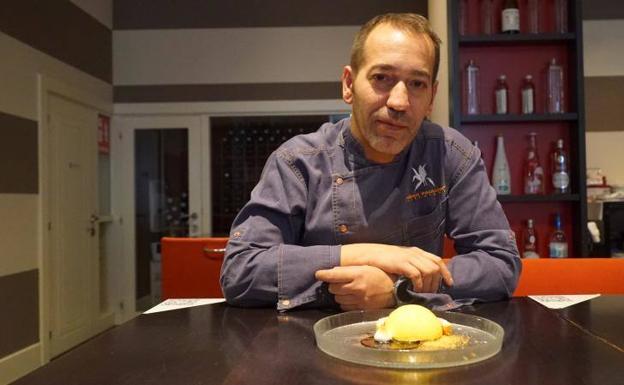 Rubén Escudero, en el restaurante que lleva su nombre, con el último postre que ha incorporado a su carta dulce, una Mousse de Mango con bizcocho de almendras. 