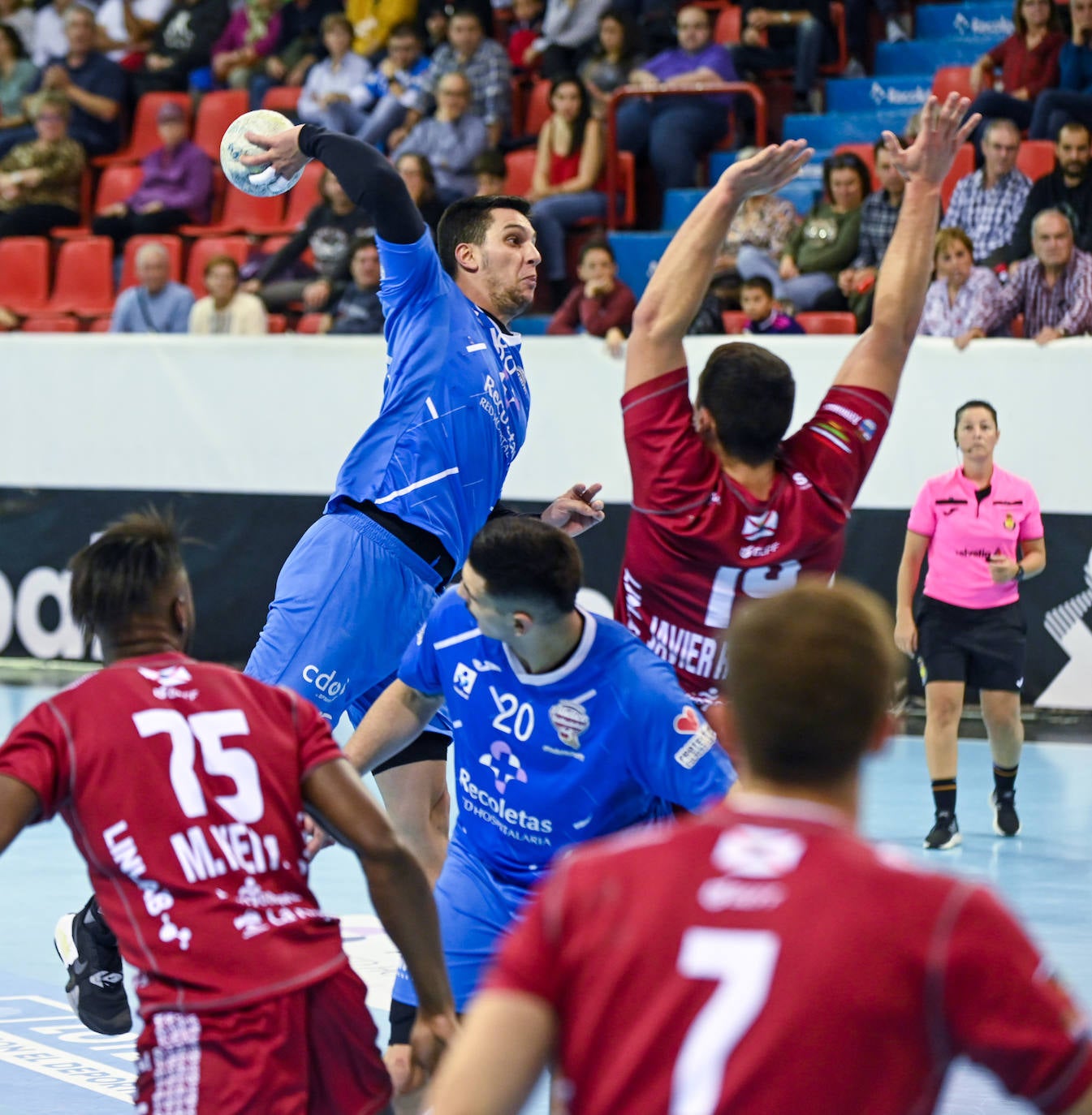 Fotos: El Recoletas iguala en los instantes finales frente a un poderoso BM Logroño La Rioja