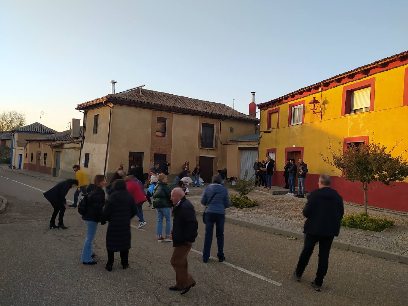 Los vecinos de Villán de Campos recogen las castañas. 