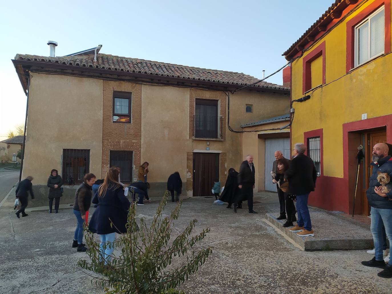 Los vecinos de Villán de Campos recogen las castañas. 