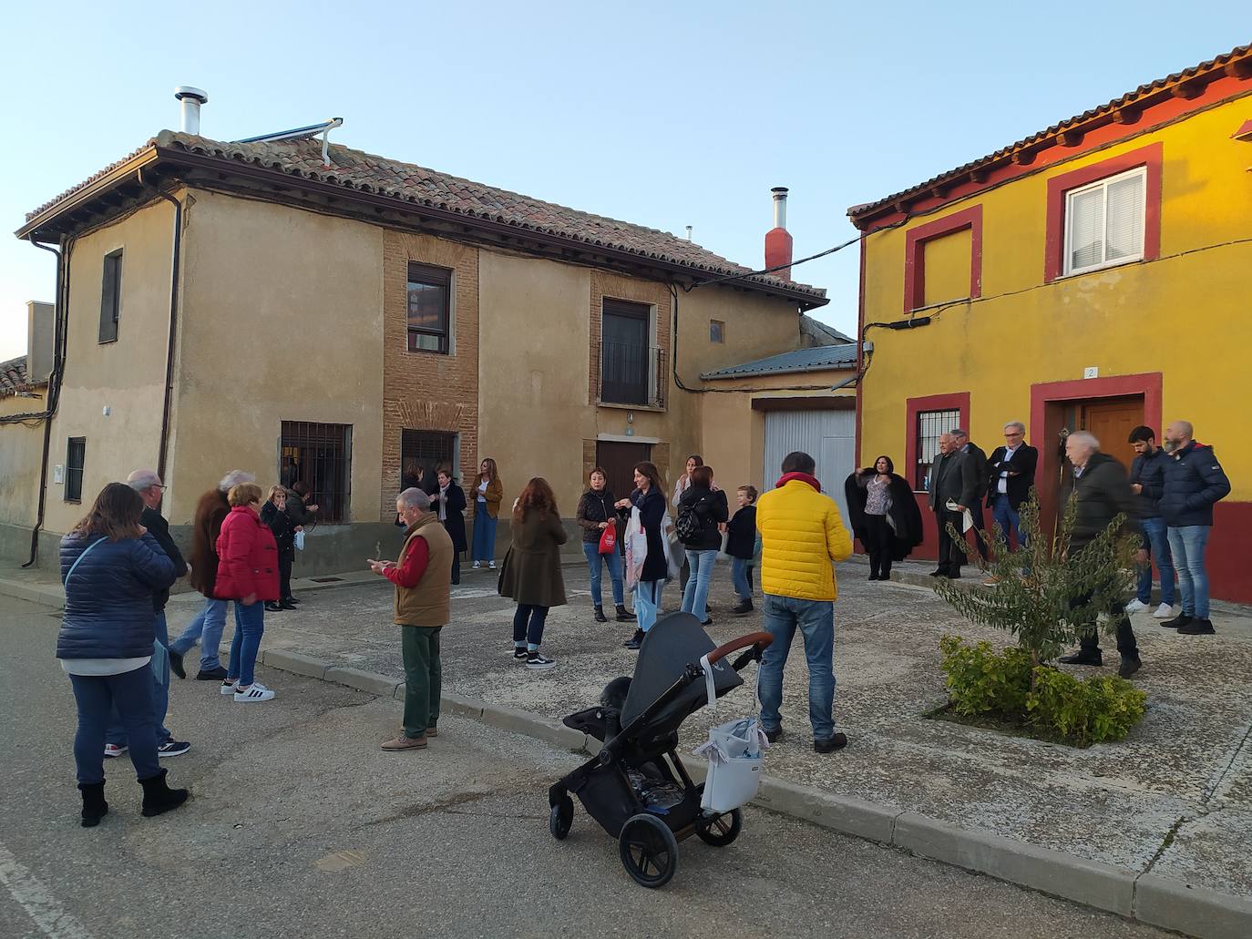 Los vecinos de Villán de Campos recogen las castañas. 