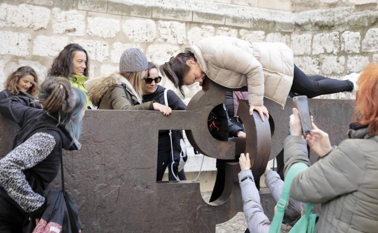 Un momento de la 'performance' junto a la escultura de Chillida. 