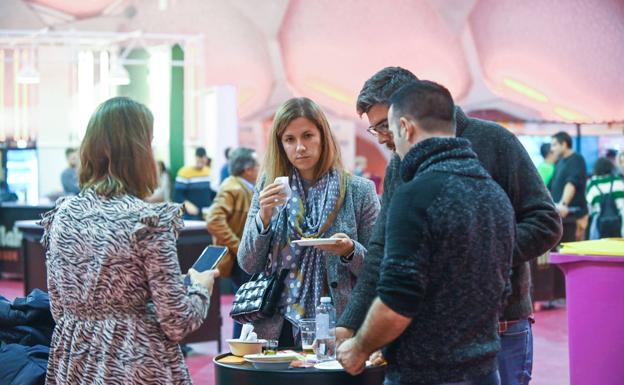 Imagen principal - Pinchos de competición y falta de organización en la Cúpula del Milenio