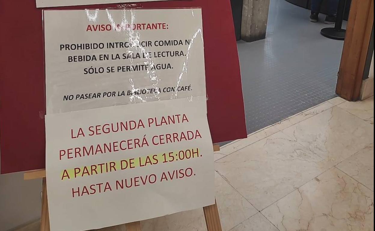 Cartel en la sala de lectura que anuncia el horario de cierre. 
