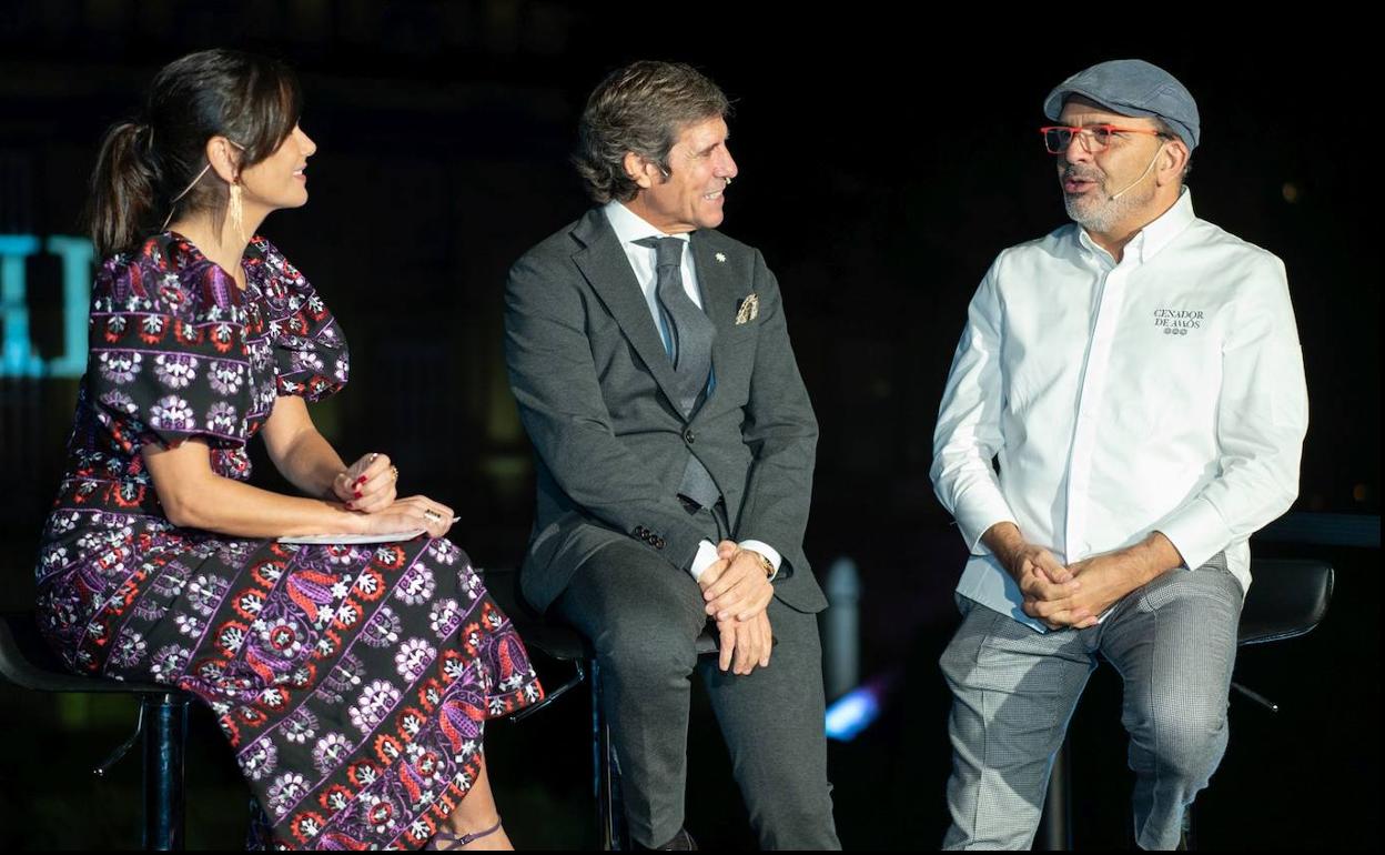 Javier Moro, presidente de la bodega, flanqueado por la periodista de TVE Elena Sánchez y el cocinero Jesús Sánchez. Foto Lucía Vargas 