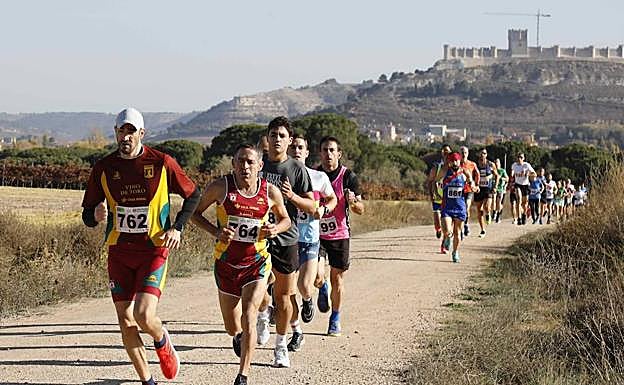 Carlos García Benito y Jesús Ramón García García comandan un grupo de cinco corredores que se despeja del que encabeza Valentín Salas Merino 