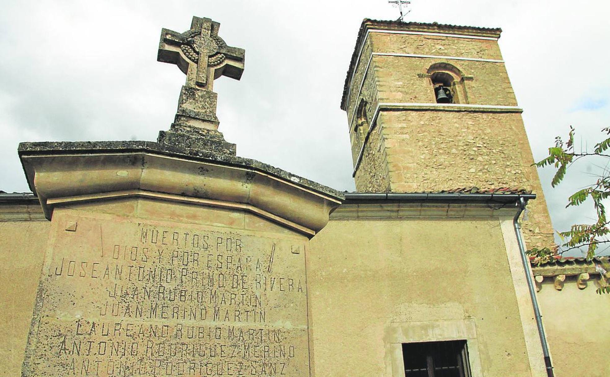 Cruz de piedra con los nombres de los caídos del bando franquista en Arcones. 