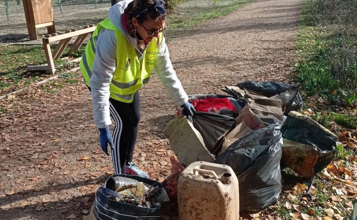 Una voluntaria, con parte de la basura recogida este fin de semana.