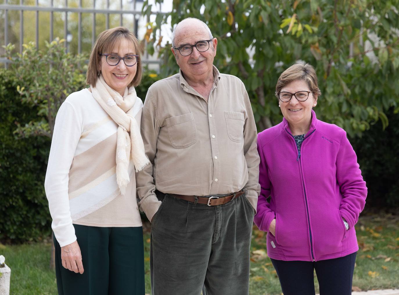 Imagen secundaria 1 - Arriba, Benito, Eutiquio y Virgilio Abril muestran su género junto a otro vendedor de la plaza. María Ángeles, Jesús y Maricarmen Abril. Jacinta Pérez, fundadora de Frutas Abril, y su yerno Honorato Ordax, en su puesto de frutas y verduras. 