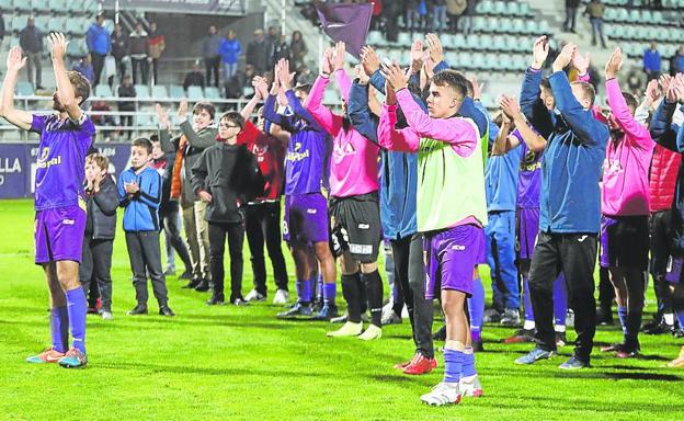 La plantilla palentina agradece el apoyo a la afición, al final del partido en La Balastera. 