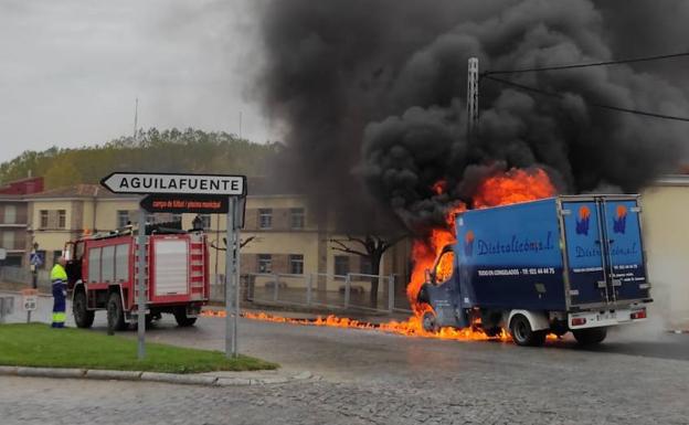 Una camioneta se estrella contra un poste y se incendia en Turégano