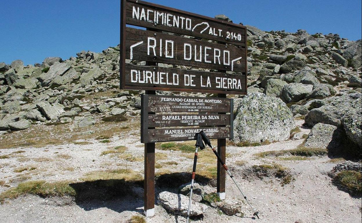 Cartel informativo del nacimiento del río Duero en Duruelo de la Sierra, Soria.