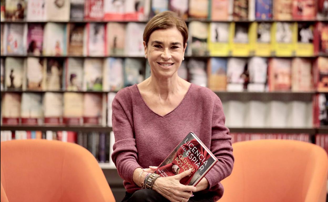 Carmen Posadas, con su libro, en la librería Oletvm. 