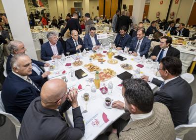 Imagen secundaria 1 - Asistentes a la presentación de los actos del Centenario en la sede de la federación, en Arroyo. A la derecha Marcelino Maté, en pleno discurso. 