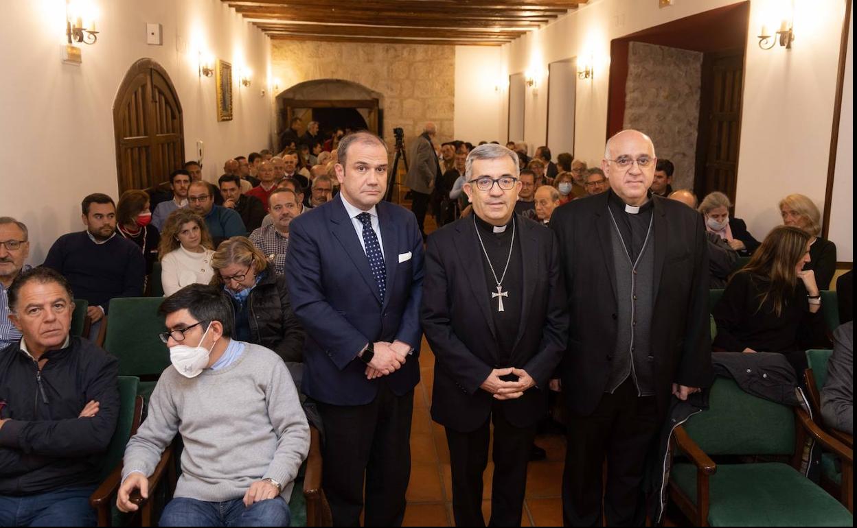 Luis Argüello, este lunes entre Miguel Vega y Manuel Fernández.