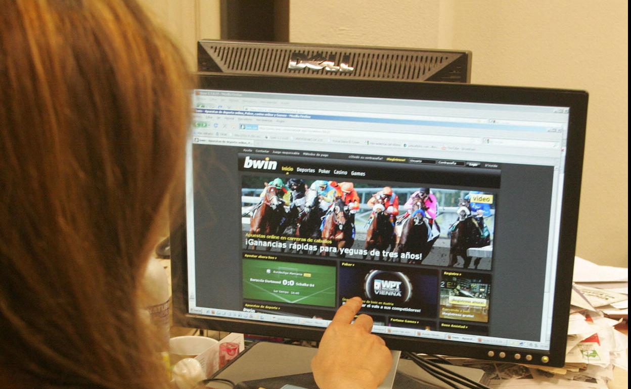 Una mujer entra en una página web de apuestas deportivas.