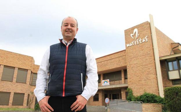 Sergio Calleja, frente al colegio en el que imparte clase en Segovia, en una foto de archivo 