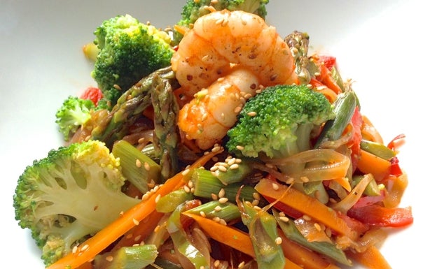 Wok de verduras con gambones