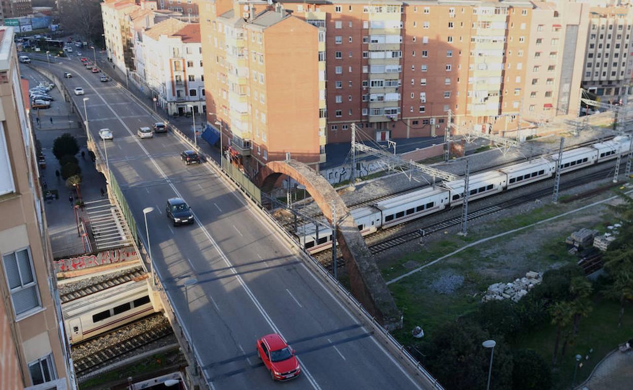 Vehículos circulan por el actual viaducto de Arco de Ladrillo sobre las vías, que será demolido y sustituido por el futuro túnel bajo el canal ferroviario.