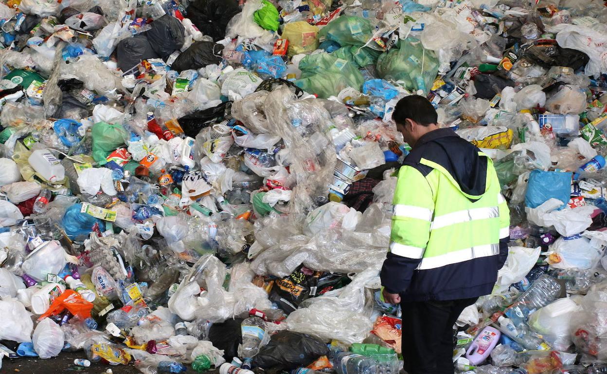 Un operario delante de un montón de basura llegada al CTR de Los Huertos. 