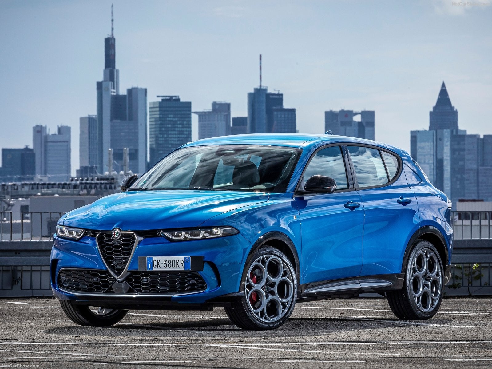 El Alfa Romeo Tonale es un SUV del segmento B, que se presenta en España dando protagonismo al estilo «Made in Italy». Con 4,53 metros de longitud, está disponible en versiones de gasolina híbridas y diésel, con potencias de 130 a 276 CV. El precio parte de 36.250 Euros.