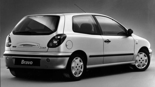 La imaginación al poder. Así tituló ABC el reconocimiento del Fiat Bravo como Coche del Año en España 1996, argumentado, según el jurado, en lo original de su diseño, disponible en formato compacto o en tres volúmenes. Ese año el premio batió un récord de participación, con 86 periodistas como jurado (de medios escritos y audiovisuales de todo el país) y una treintena de modelos como candidatos. Tras el Bravo el segundo clasificado fue el Peugeot 406, y el Audi 4 quedó en tercera posición, destacando en 1996 el accidente de un Boeing de la TWA. Fallecieron 230 personas en la explosión, que tuvo lugar un día antes de los Juegos Olímpicos; además de una tragedia en Biescas. Una riada acabó con la vida de 86 personas.