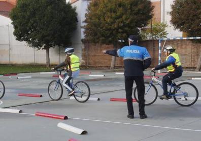 Imagen secundaria 1 - Actividad celebrada este jueves en el colegio Ave María de la capital palentina.
