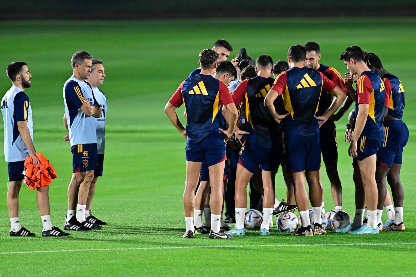 Luis Enrique observa a sus jugadores durante el entrenamiento