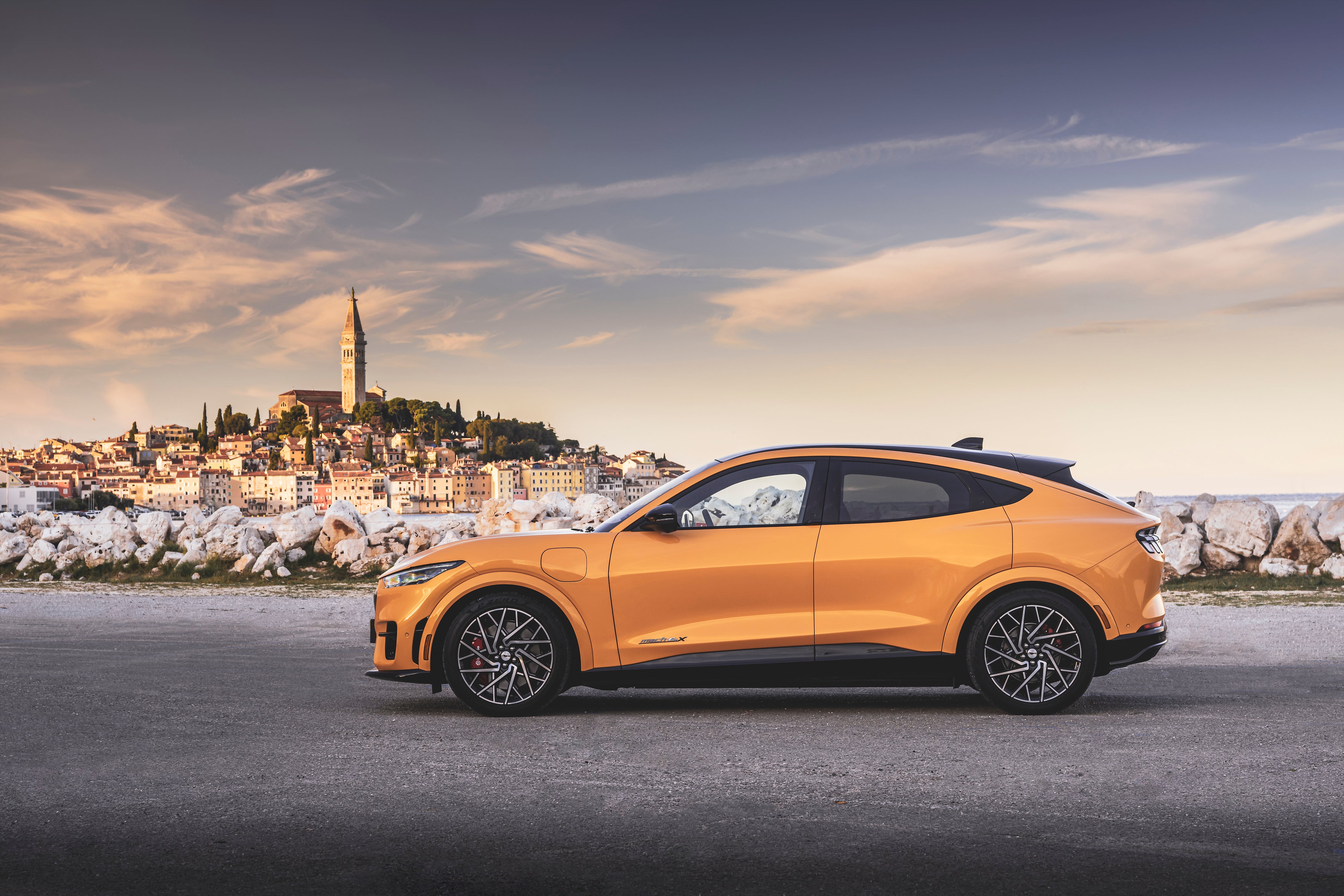 El Ford Mustang Mach-E GT es la versión más excitante y centrada en el conductor del nuevo SUV totalmente eléctrico de Ford. El motor del Mach-E GT ofrece hasta 487 CV, 860 Nm de par y una aceleración de 0 a 100 km/h en 3,7 segundos. La especificación Premium incluye un estilo de carrocería exclusivo, opciones de pintura Cyber Orange y Azul Grabber, llantas de aleación de 20 pulgadas, pinzas de freno rojas y asientos Ford Performance.